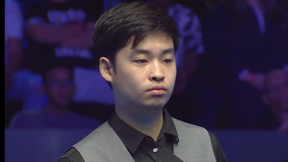 一个在看台 一个在看台